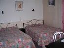 Chambre de l'h&ocirc;tel Saint-Louis &agrave; Lisieux