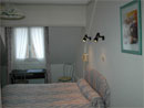 Chambre de l'h&ocirc;tel Saint-Louis &agrave; Lisieux